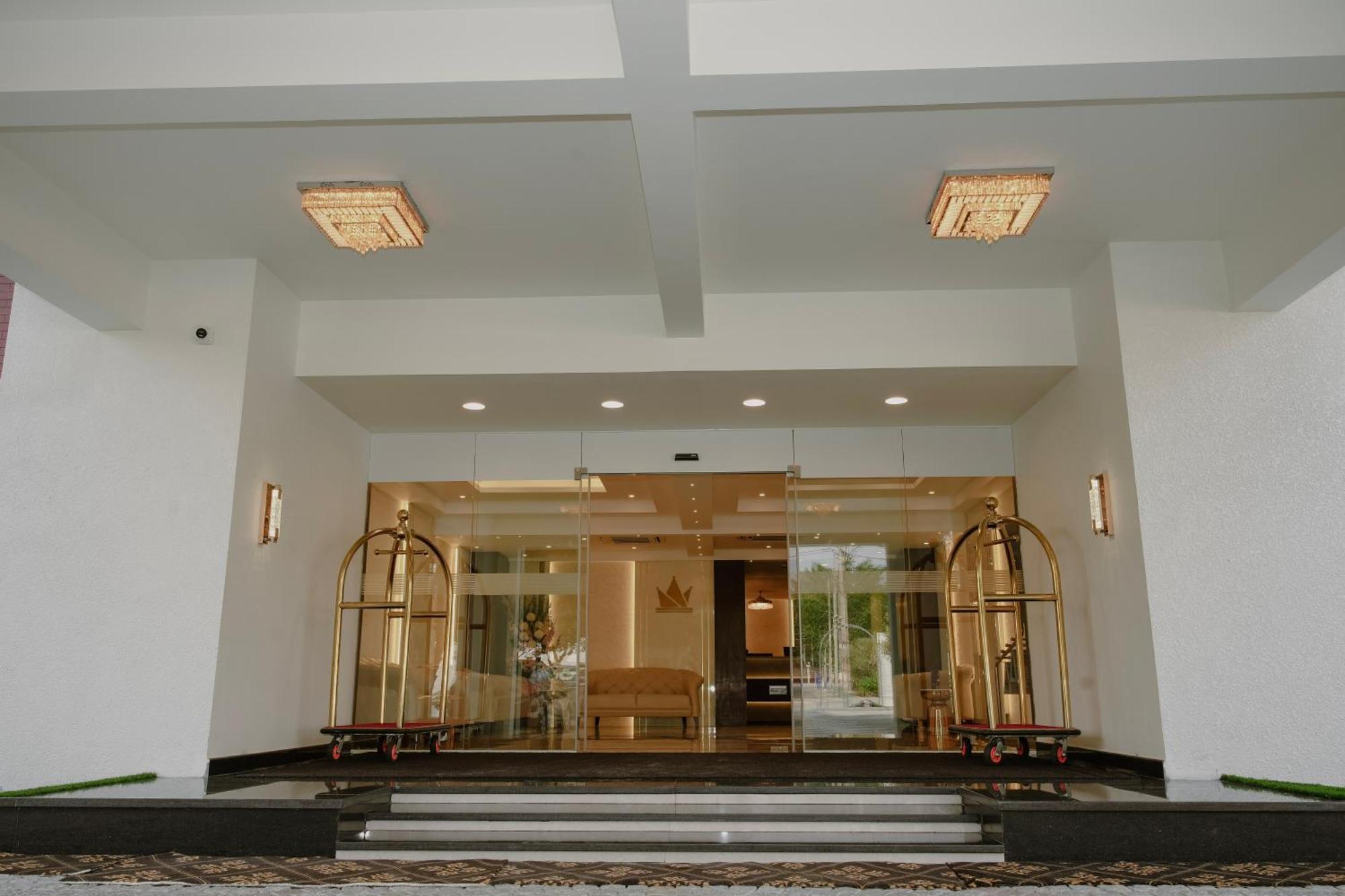 فندق The King'S Meadows Golhalli المظهر الخارجي الصورة