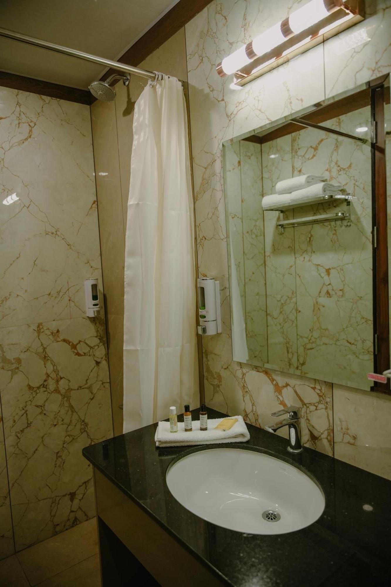 فندق The King'S Meadows Golhalli المظهر الخارجي الصورة